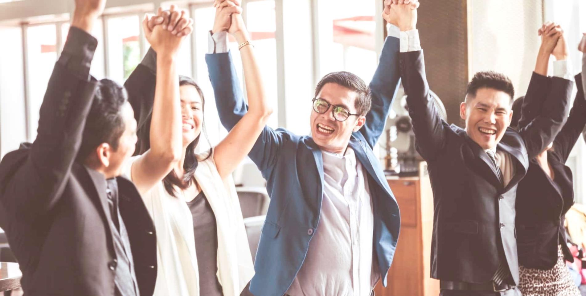 Analyste financier travaillant sur des modèles de valorisation complexes avec des graphiques et des données financières