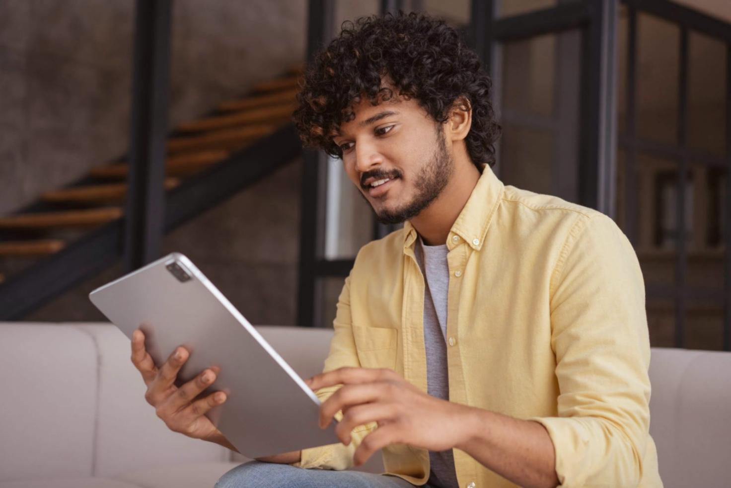 Analyste financier travaillant sur des modèles d'évaluation complexes