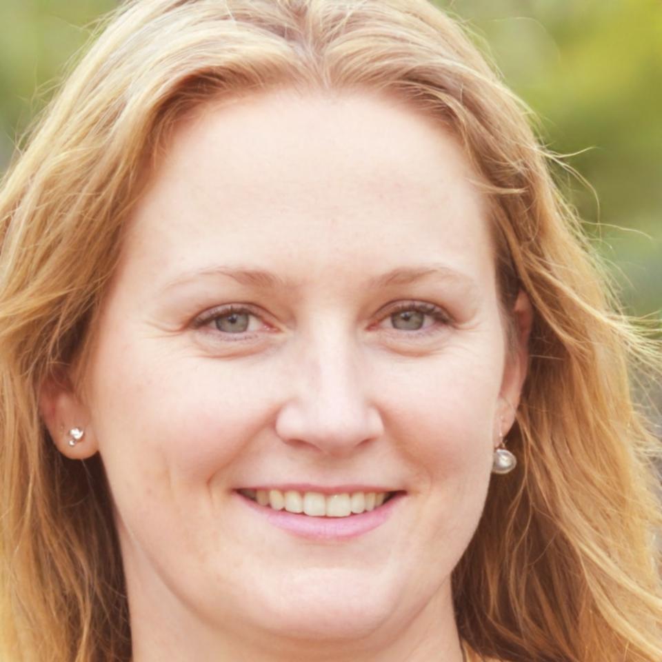 Portrait d'Amélie Rousseau, analyste junior