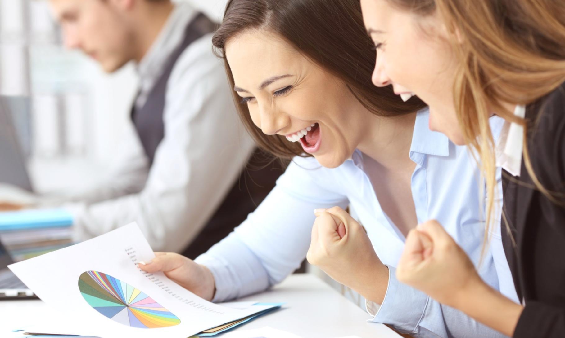 Analyste financier travaillant sur des modèles de valorisation avec des graphiques et des données